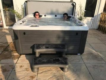 En stock/Nouveau jacuzzi économique pour 5 personnes 220v à  disponible aux enchères