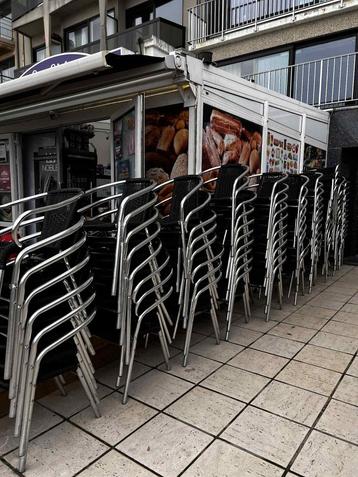 Stoelen & kussens beschikbaar voor biedingen