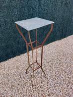 Een zuil tafeltje, Ophalen