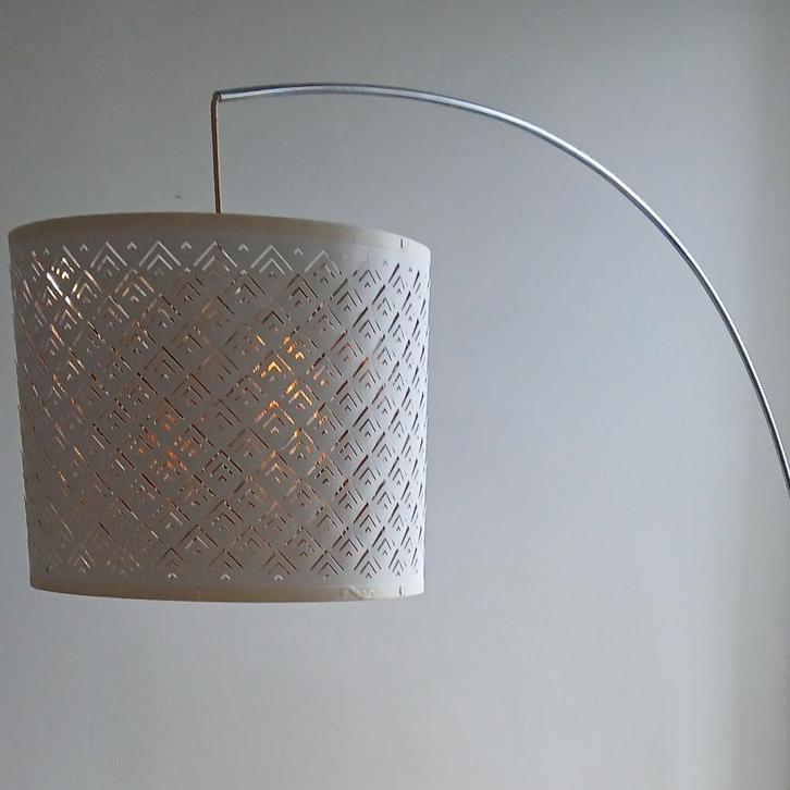 Gebogen vloerlamp op chrome voet met voetschakelaar, Huis en Inrichting, Lampen | Vloerlampen, Gebruikt, 150 tot 200 cm, Metaal