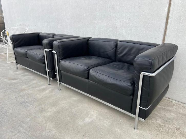 Cassina LC2 Le Corbusier 2-zitbank, 2x, Huis en Inrichting, Zetels | Zetels, Gebruikt, Rechte bank, Tweepersoons, Leer, Metaal