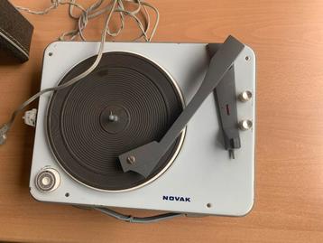 Vintage platenspeler Novak beschikbaar voor biedingen