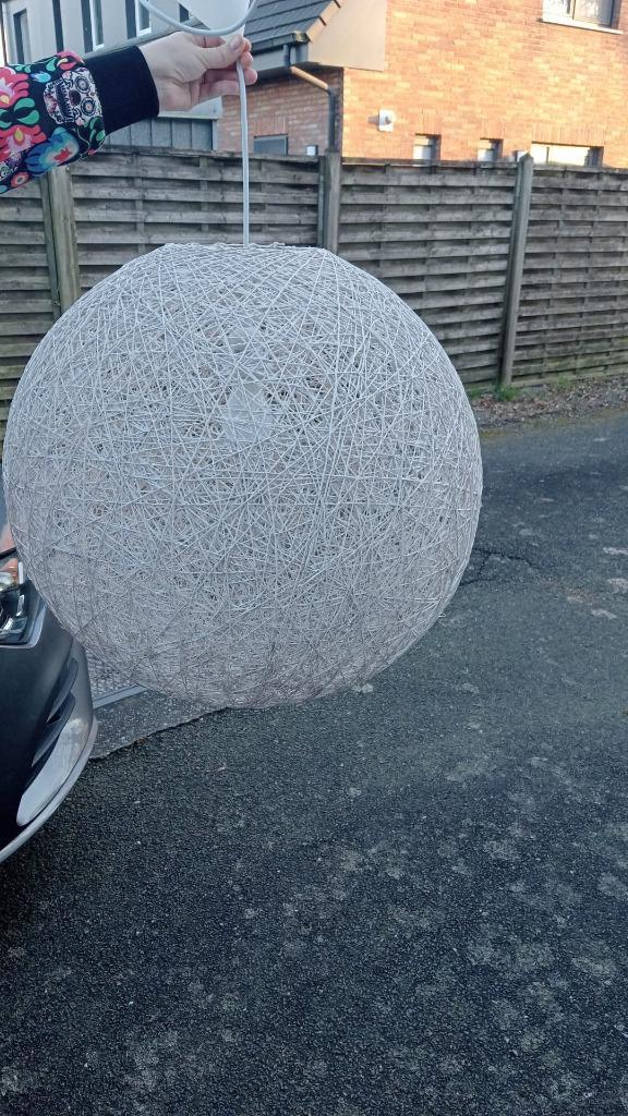 Bolvormige hanglamp (2 stuks), Huis en Inrichting, Lampen | Hanglampen, Zo goed als nieuw, 50 tot 75 cm, Kunststof, Ophalen