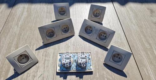 set niko stopcontact, Doe-het-zelf en Bouw, Elektriciteit en Kabels, Zo goed als nieuw, Stopcontact, Ophalen