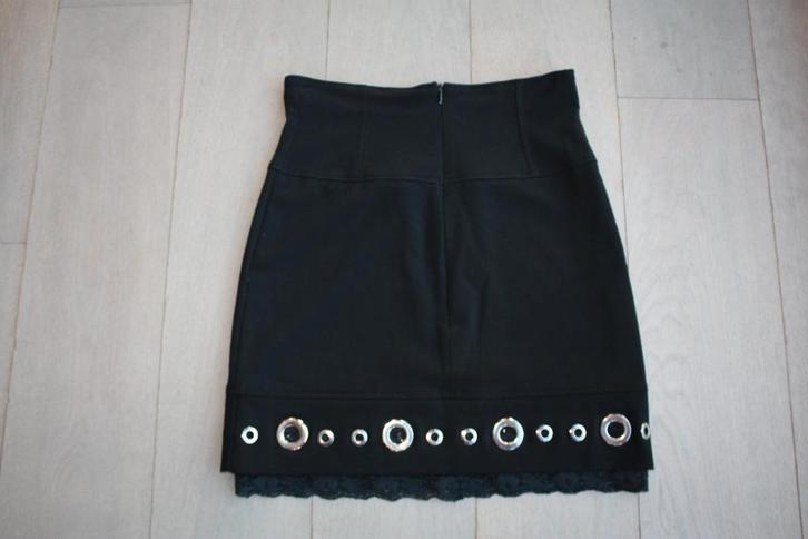 NIeuw: zwarte rok met metalen ringen van Denny Rose maat M, Kleding | Dames, Rokken, Nieuw, Maat 38/40 (M), Zwart, Boven de knie
