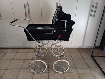 Antieke kinderwagen te koop beschikbaar voor biedingen
