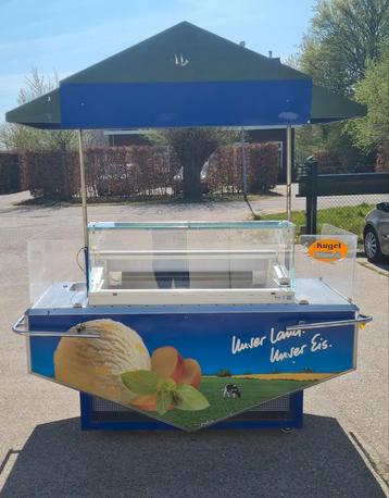 Ijskar ijswagen ijstoog ijsvitrine. beschikbaar voor biedingen