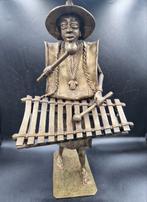 Beeld Afrikaanse xylofoon speler in brons, Enlèvement ou Envoi, Bronze