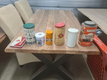 Vintage blikken beschikbaar voor biedingen