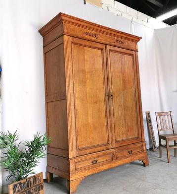 Grande armoire à linge de maison ancienne en chêne clair fra