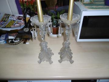 deux chandeliers en cristal anciens, accompagnés d'un trésor