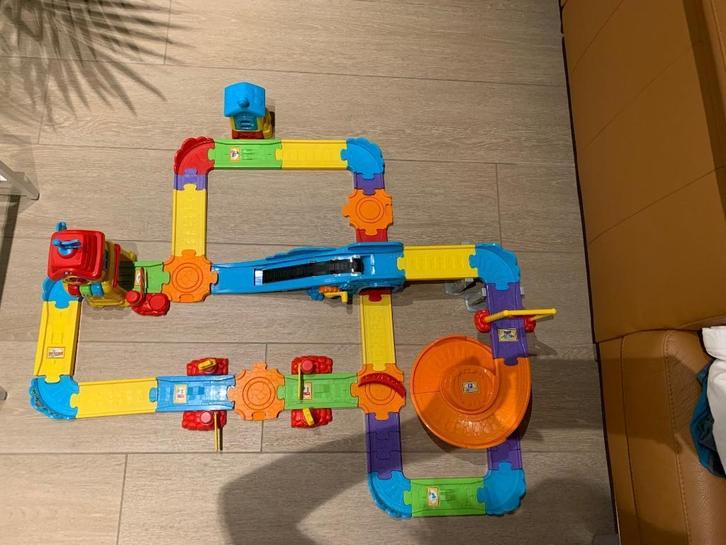 Toet toet treinstation en treinset Vtech: 2 sets, Kinderen en Baby's, Speelgoed | Vtech, Gebruikt, Ophalen