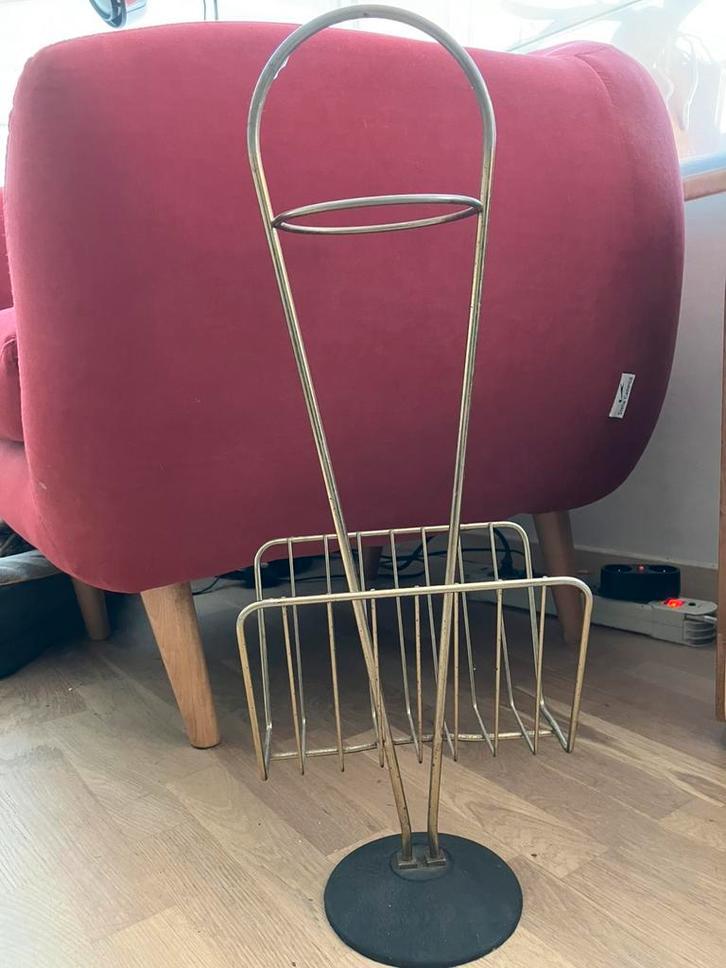 Porte-revues en métal doré 1960 vintage, Huis en Inrichting, Woonaccessoires | Krantenbakken en Lectuurbakken, Gebruikt