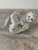 Enfant joyeux allongé en porcelaine de 16 cm de haut, Enlèvement ou Envoi