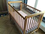 Houten baby bed met matrassen, Ophalen, Zo goed als nieuw