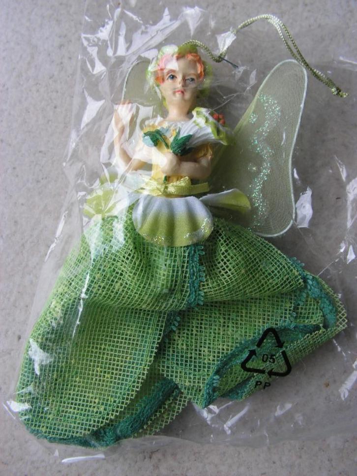 Belle figurine d'une fée de couleur verte., Collections, Poupées, Neuf, Poupée, Enlèvement ou Envoi