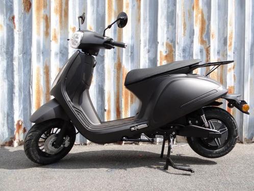 Gloednieuwe Elektrische scooter E-asterix mat zwart A-of B, Fietsen en Brommers, Snorfietsen en Snorscooters, Nieuw, Overige merken