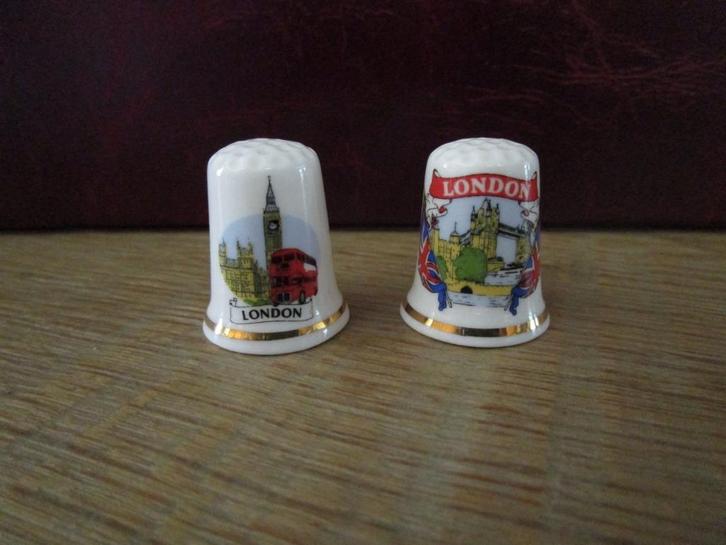 16 vingerhoedjes uit Engeland, Verzamelen, Vingerhoedjes, Nieuw, Porselein, Ophalen of Verzenden