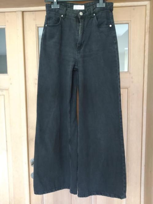 Bershka zwartgrijze jeans brede pijpen maat 36, Kleding | Dames, Broeken en Pantalons, Zo goed als nieuw, Maat 36 (S), Zwart, Lang