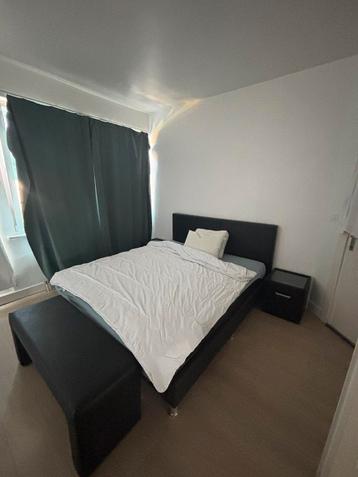 Lit double + matelas + chevet + banc beschikbaar voor biedingen