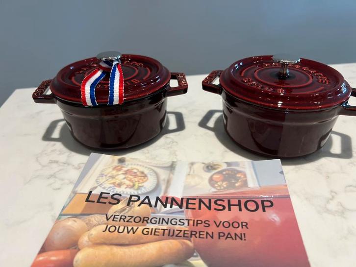 Nouveaux mini-pots Staub 10 cm Grenadine, Maison & Meubles, Cuisine | Casseroles & Poêles, Neuf, Poêle à frire ou Sauteuse, Fonte