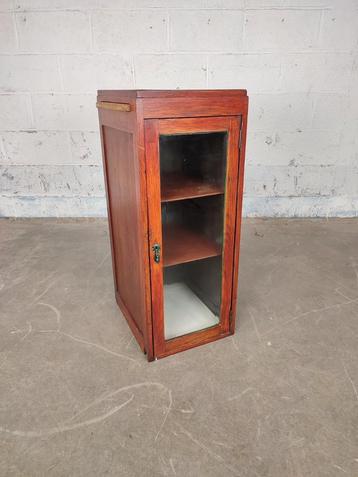 Smalle vitrinekast beschikbaar voor biedingen