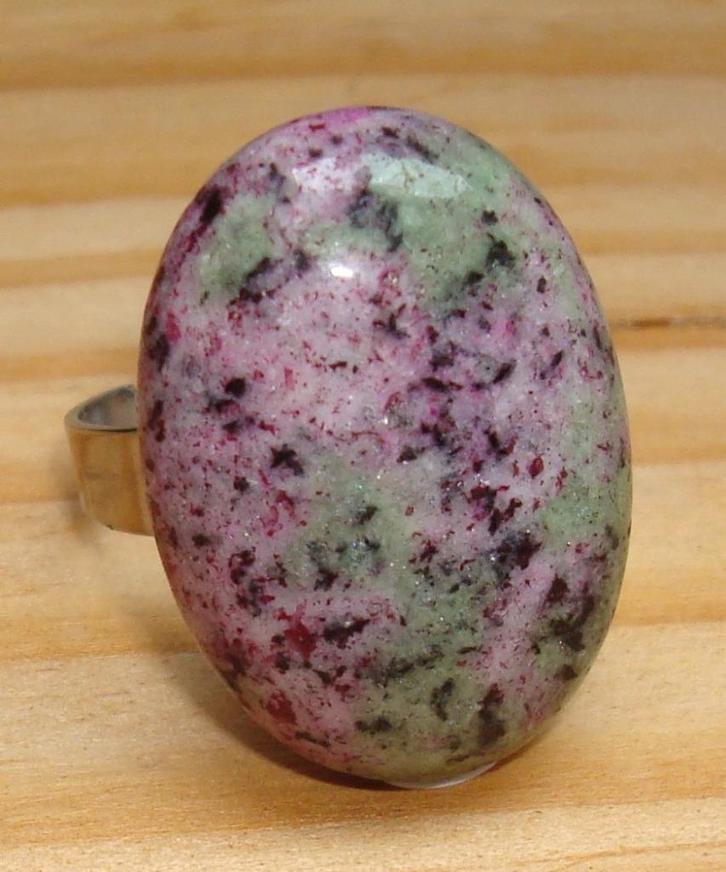 Verstelbare RVS ring met ruby in fuchsite, Handtassen en Accessoires, Ringen, Nieuw, Zilver, IJzer of Staal, Met edelsteen, Verzenden