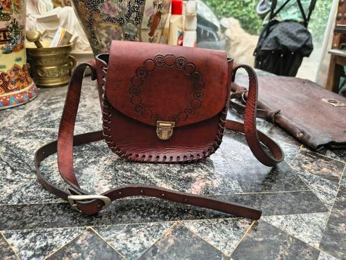 Prachtig Handwerk Oude Lederen Schoudertas Te Koop, Handtassen en Accessoires, Tassen | Schoudertassen, Zo goed als nieuw, Ophalen