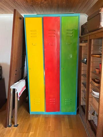 Vintage kast in felle kleuren beschikbaar voor biedingen