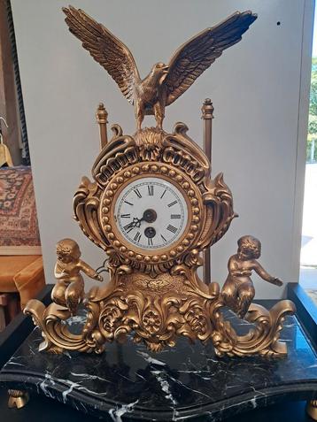 Decoratieve klok in barokke stijl beschikbaar voor biedingen