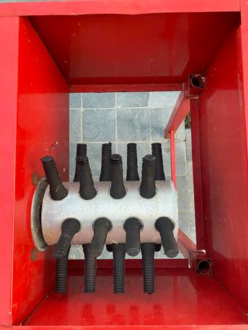 Plukmachine voor kippen beschikbaar voor biedingen