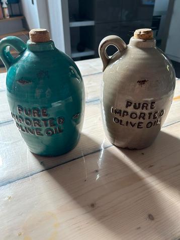 Kersmische vintage Olijfolie kannen beschikbaar voor biedingen