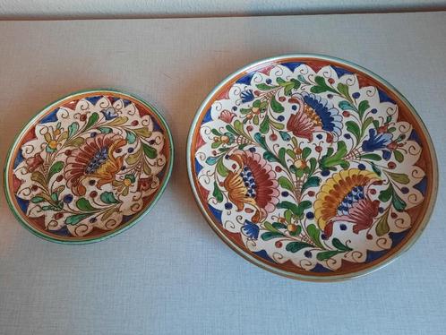 Set 2 Italiaanse decoratieve borden uit klei (op te hangen), Antiek en Kunst, Antiek | Keramiek en Aardewerk, Ophalen