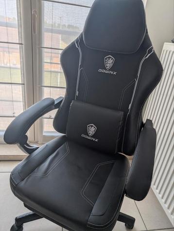 Gaming stoel nieuwstaat met voetrest en massagekussen beschikbaar voor biedingen