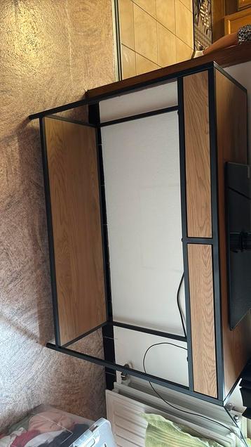 Houten kast beschikbaar voor biedingen