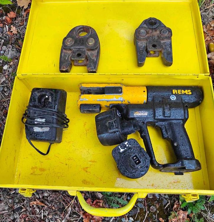 Persmachine CV sanitair location te huur, Doe-het-zelf en Bouw, Gereedschap | Boormachines, Zo goed als nieuw, Ophalen