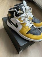 Nike Air Jordan 1 MID, Ophalen of Verzenden, Zo goed als nieuw, Schoenen