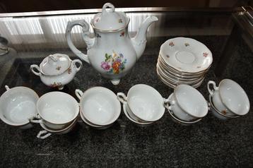 Mooi oud servies beschikbaar voor biedingen