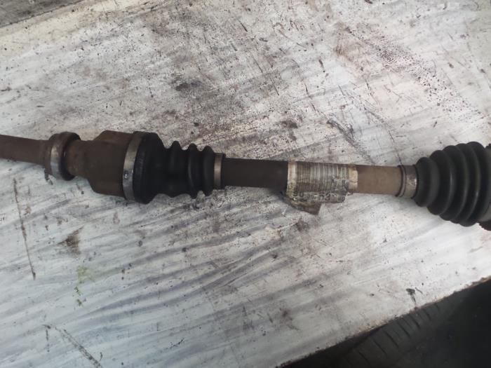 Arbre de transmission avant droit d'un Peugeot 206, Autos : Pièces & Accessoires, Freins & Transmission, Peugeot, Utilisé, 3 mois de garantie