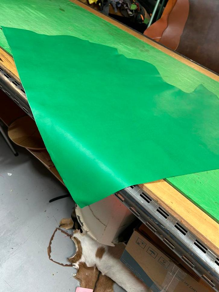 Groen kalfs leer lap 1.3-1.4 mm dikte stug en glad A522, Hobby en Vrije tijd, Stoffen en Lappen, Zo goed als nieuw, Groen, Ophalen of Verzenden