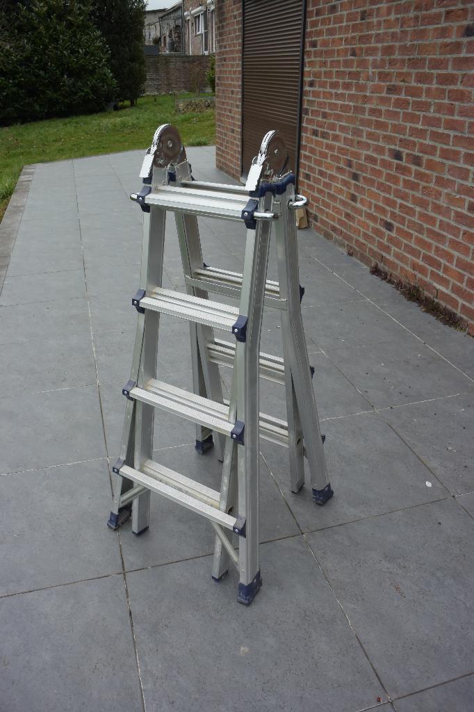 Echelle alu asymétrique, Doe-het-zelf en Bouw, Ladders en Trappen, Zo goed als nieuw, Trap, 2 tot 4 meter, Opvouwbaar of Inschuifbaar