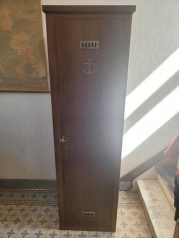 Garderobe in maritieme stijl beschikbaar voor biedingen