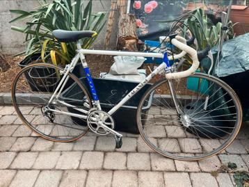 Oude koersfiets in mooie staat beschikbaar voor biedingen