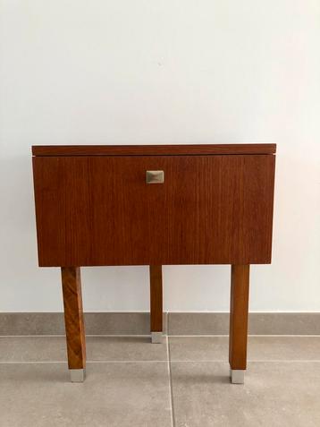 Uniek retro kastje op 3 pootjes beschikbaar voor biedingen
