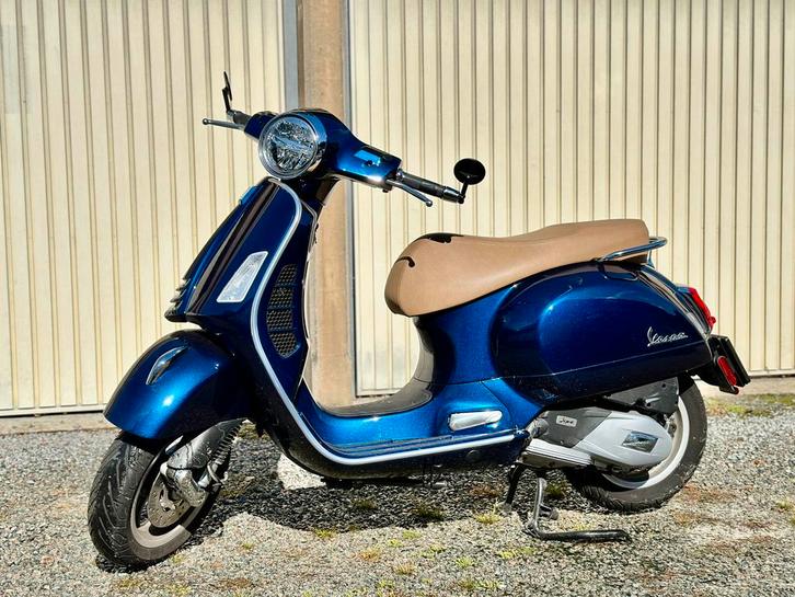 Vespa GTS classic 125cc, Fietsen en Brommers, Scooters | Vespa, Zo goed als nieuw, Benzine, Ophalen