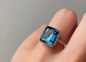 Wit gouden ring diamant en blauwe Topaaz. beschikbaar voor biedingen