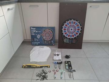 Elektronisch dartbord met toebehoren  beschikbaar voor biedingen