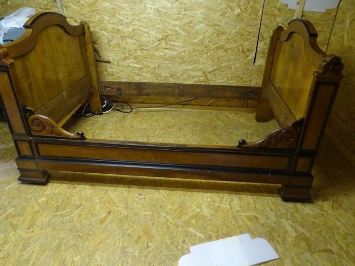 Lit ancien une face garnie + sommier, Maison & Meubles, Chambre à coucher | Lits, Utilisé, Deux personnes, Enlèvement