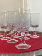 12 verres à vin des années 1970. Motif découpé géométrique, Enlèvement, Maison et Meubles