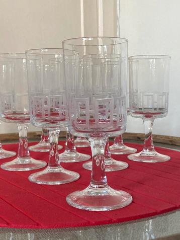 12 verres à vin des années 1970. Motif découpé géométrique, Enlèvement, Maison et Meubles